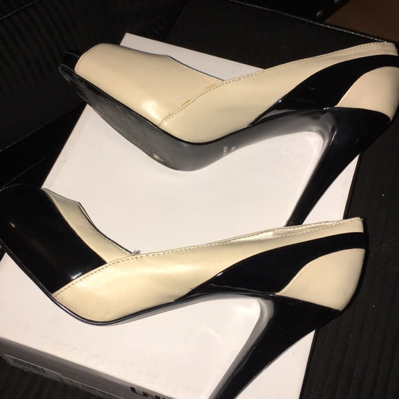 Nine West Tan and Black Heel - Picture 4 of 6